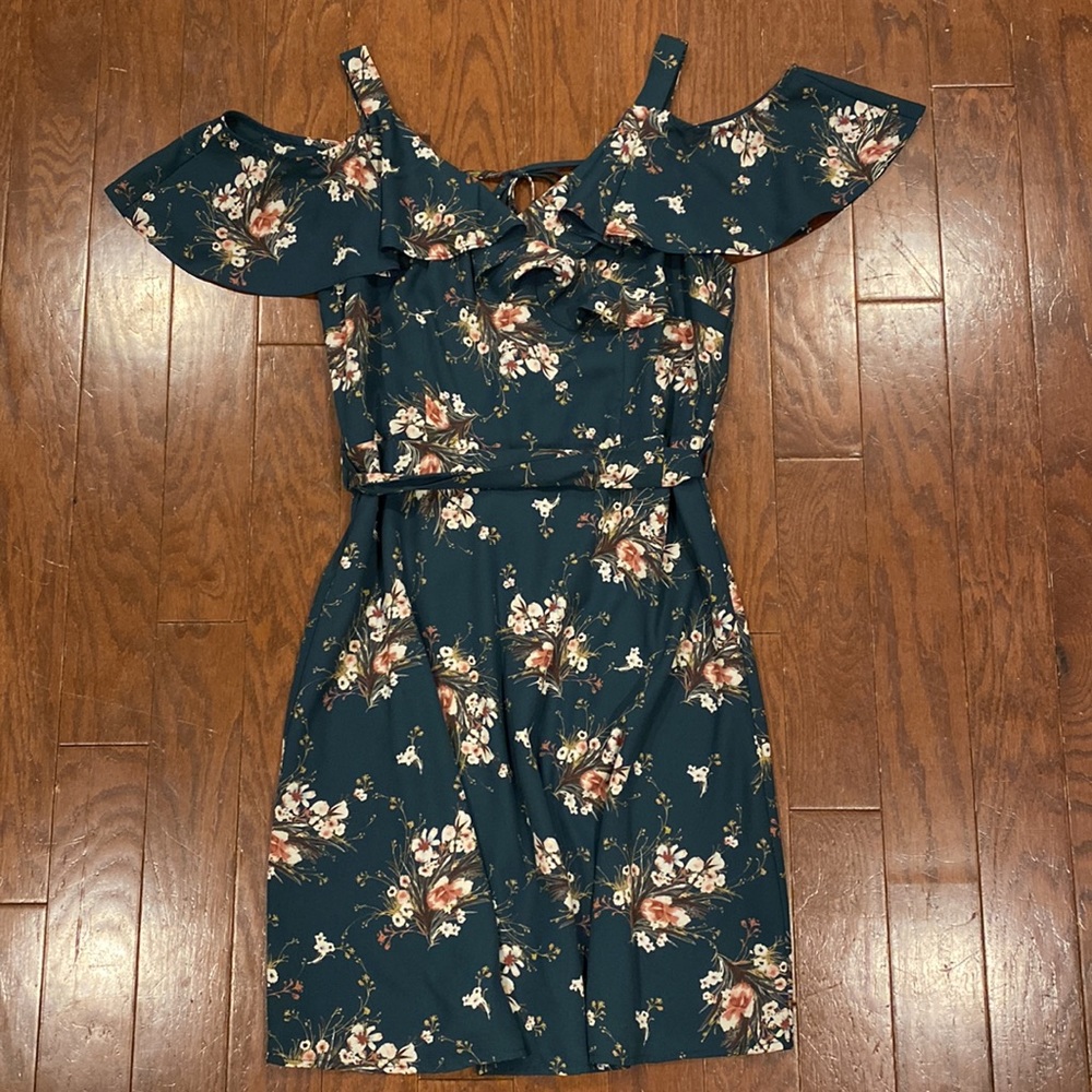 Brand new mini dress with off shoulder sleeves!